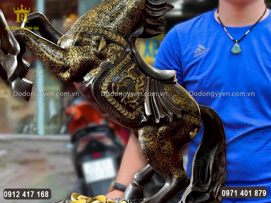 H&igrave;nh ảnh đ&ocirc;i Rồng được chạm khắc sắc n&eacute;t